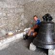 MTB_expedice/2006.07-2-Pyrenees/fotky/164-Pyrenees-Ax_les_Thermes-Franta_u_zvonu.jpg
